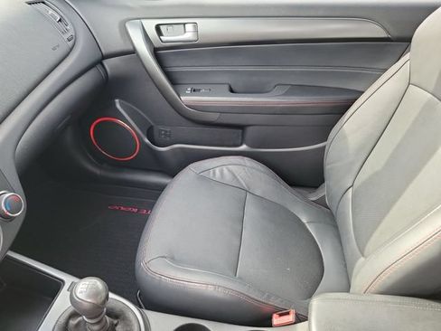 Used 2010 Kia Forte Koup SX w/ Leather Pkg FWD image 33