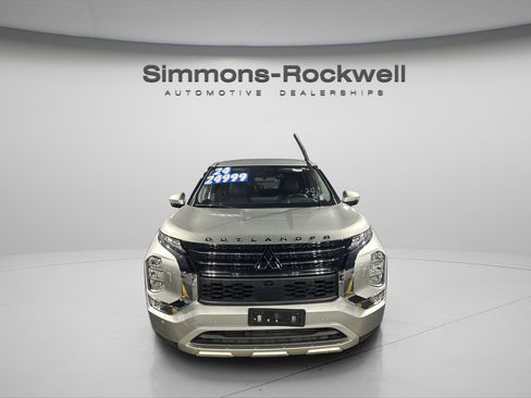 Used 2024 Mitsubishi Outlander SE image 1