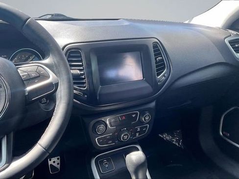 Used 2018 Jeep Compass Latitude w/ Popular Equipment Group FWD image 6