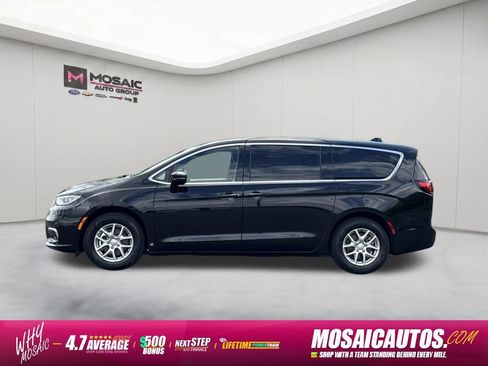 Used 2025 Chrysler Pacifica Select FWD image 4