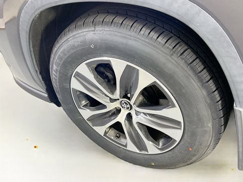 Used 2022 Toyota Highlander XLE image 30