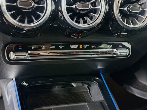 Used 2025 Mercedes-Benz GLB 250 4MATIC image 23