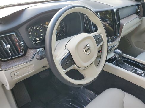 Certified 2021 Volvo XC60 T5 Momentum w/ Premium Package image 19