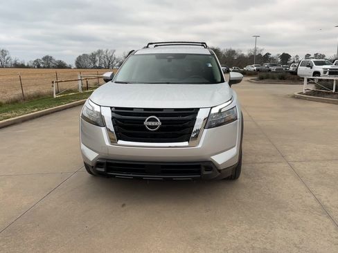 Used 2024 Nissan Pathfinder SV image 3