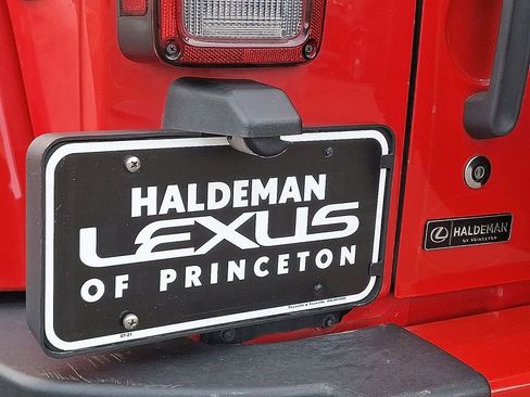 Used 2018 Jeep Wrangler Unlimited Sahara w/ Connectivity Group image 21