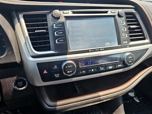 Used 2018 Toyota Highlander XLE image 17
