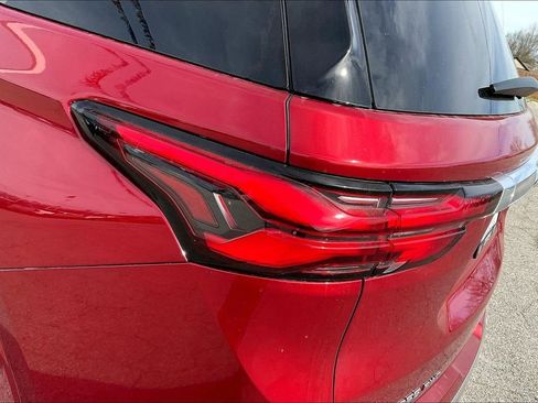 Used 2023 Chevrolet Traverse High Country image 33