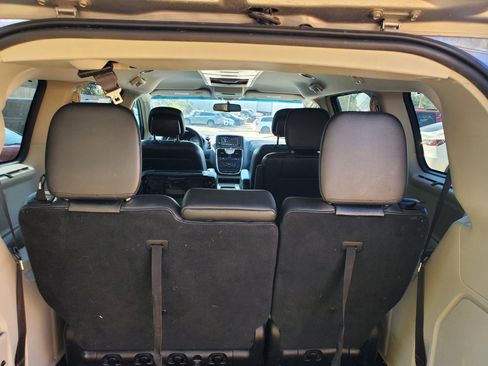 Used 2015 Chrysler Town & Country Touring image 6