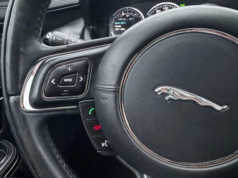 Used 2015 Jaguar XJ R image 20