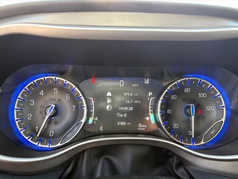 Used 2023 Chrysler Pacifica Touring-L FWD image 7