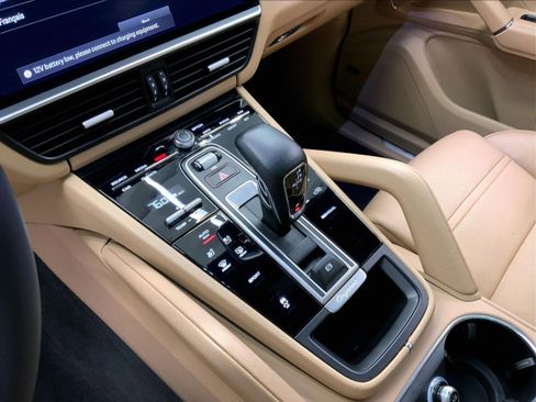 Used 2023 Porsche Cayenne Platinum Edition image 18
