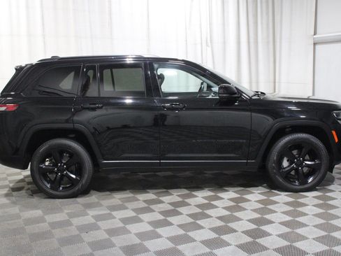 Used 2023 Jeep Grand Cherokee Limited w/ Black Appearance Package AWD/4WD image 31