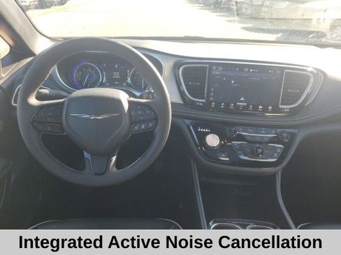 Used 2025 Chrysler Pacifica Limited image 4