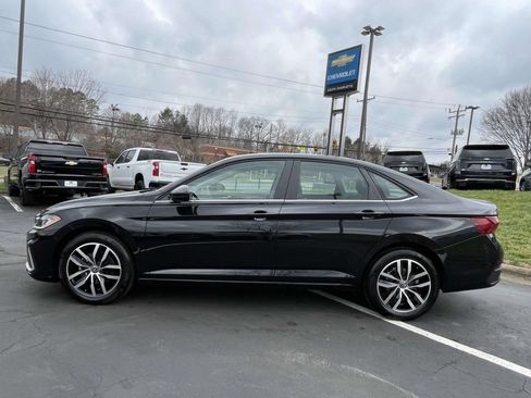 Used 2025 Volkswagen Jetta SE image 8