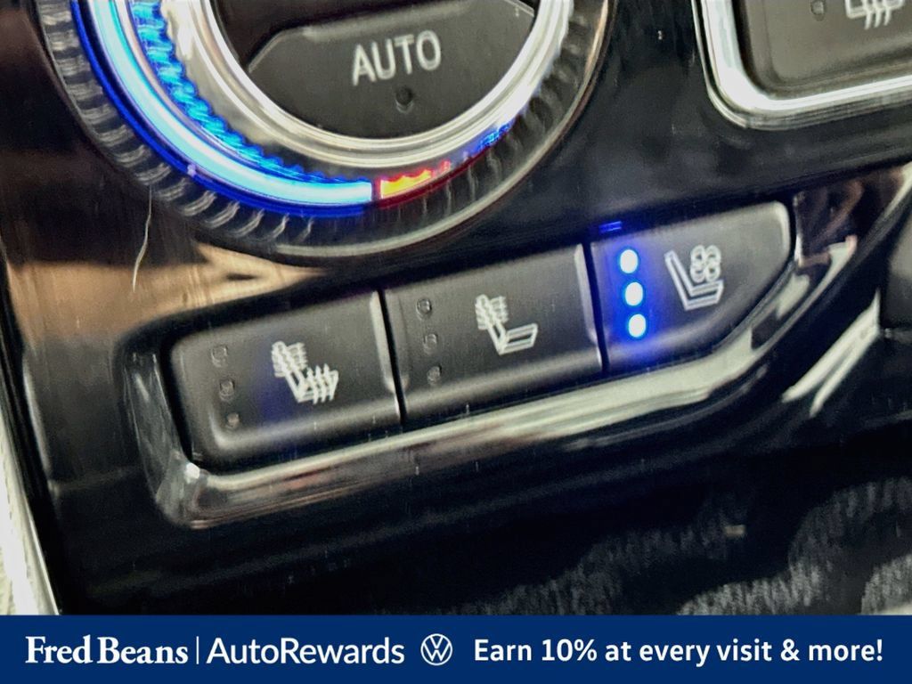 Used 2022 GMC Yukon XL Denali w/ Advanced Technology Package AWD/4WD image 27