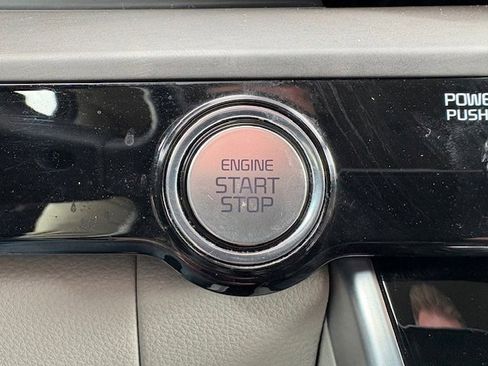 Used 2023 Kia Carnival EX image 19