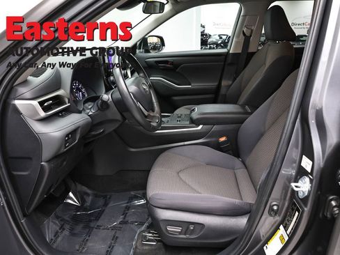 Used 2024 Toyota Highlander LE FWD image 14