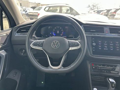 Certified 2024 Volkswagen Tiguan SE w/ Panoramic Sunroof Package AWD/4WD image 10