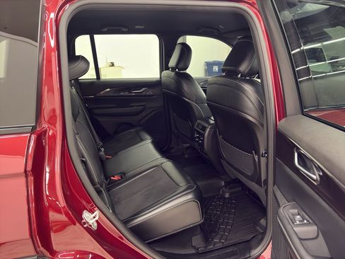 Used 2023 Jeep Grand Cherokee Altitude image 15