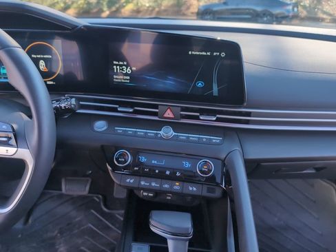 Used 2025 Hyundai Elantra Limited image 19