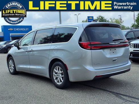 Used 2024 Chrysler Pacifica Touring-L FWD image 7