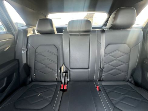 Used 2025 Volkswagen Atlas Cross Sport SE FWD image 39