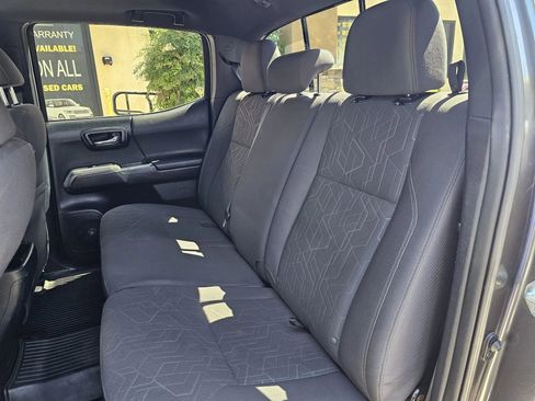 Used 2017 Toyota Tacoma TRD Off-Road image 9