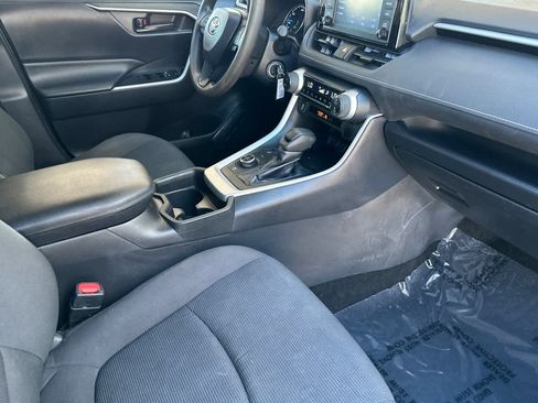 Used 2019 Toyota RAV4 LE AWD/4WD image 17