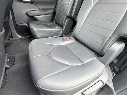 Used 2024 Toyota Highlander XLE image 30