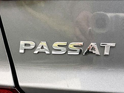 Used 2018 Volkswagen Passat 2.0T R-Line image 32