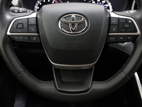 Used 2025 Toyota Highlander LE AWD/4WD image 24