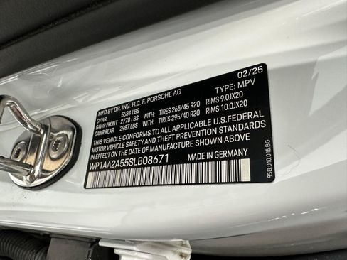 Certified 2025 Porsche Macan AWD/4WD image 18