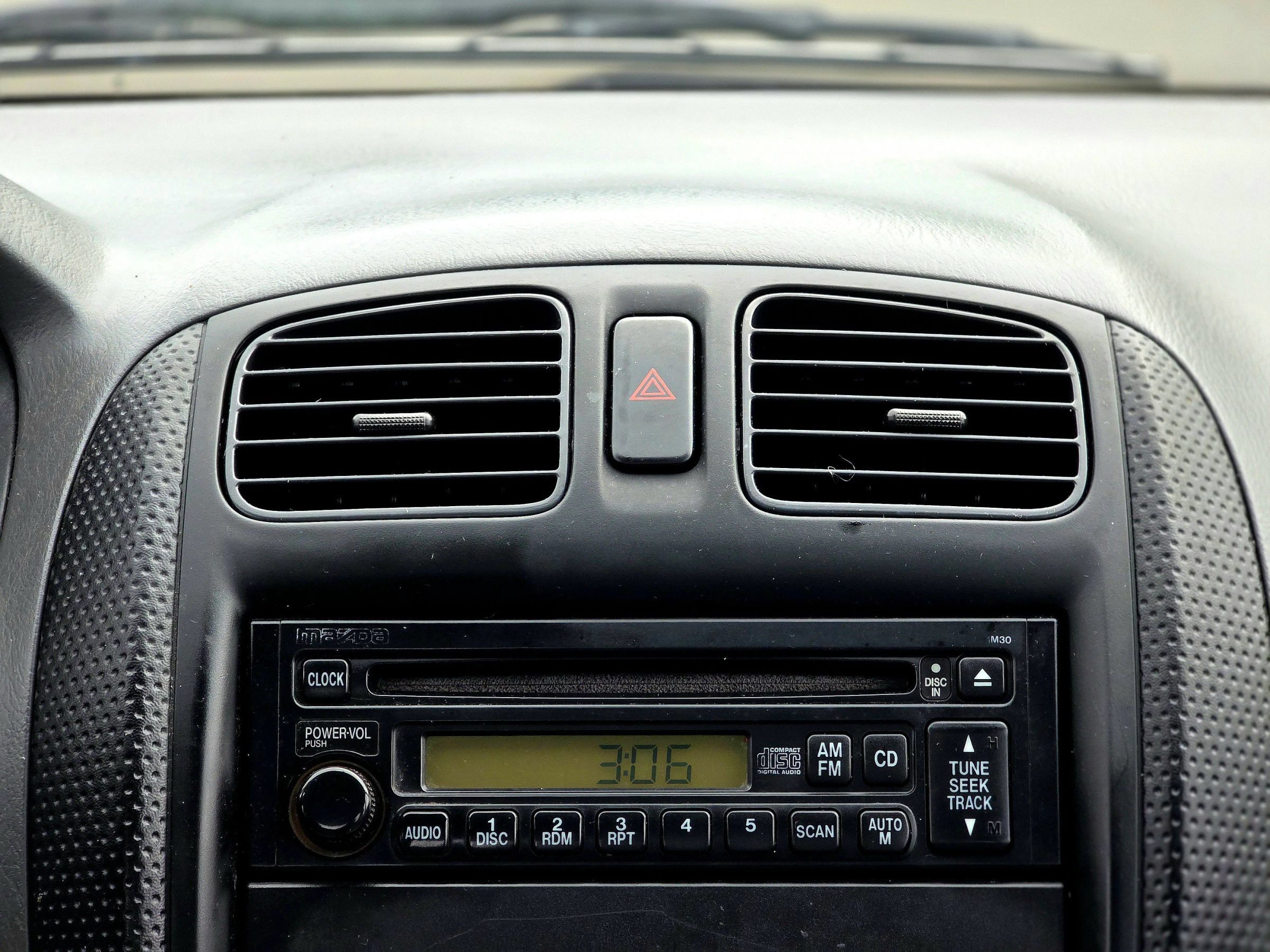 Used 1999 MAZDA Protege FWD image 27