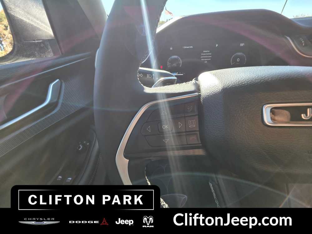 Used 2023 Jeep Grand Cherokee Laredo AWD/4WD image 23