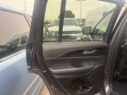 Used 2023 Jeep Grand Cherokee Altitude AWD/4WD image 15