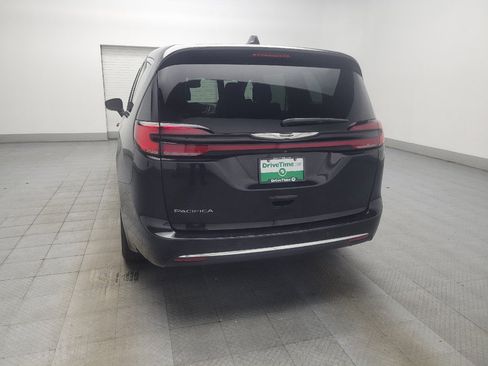 Used 2023 Chrysler Pacifica Touring FWD image 6
