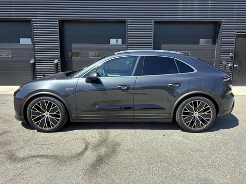 Certified 2025 Porsche Macan 4 Electric AWD/4WD image 7