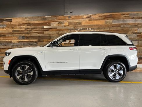 Used 2022 Jeep Grand Cherokee Limited 4xe w/ Luxury Tech Group II AWD/4WD image 16
