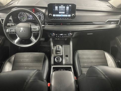 Used 2024 Mitsubishi Outlander SE AWD/4WD image 3