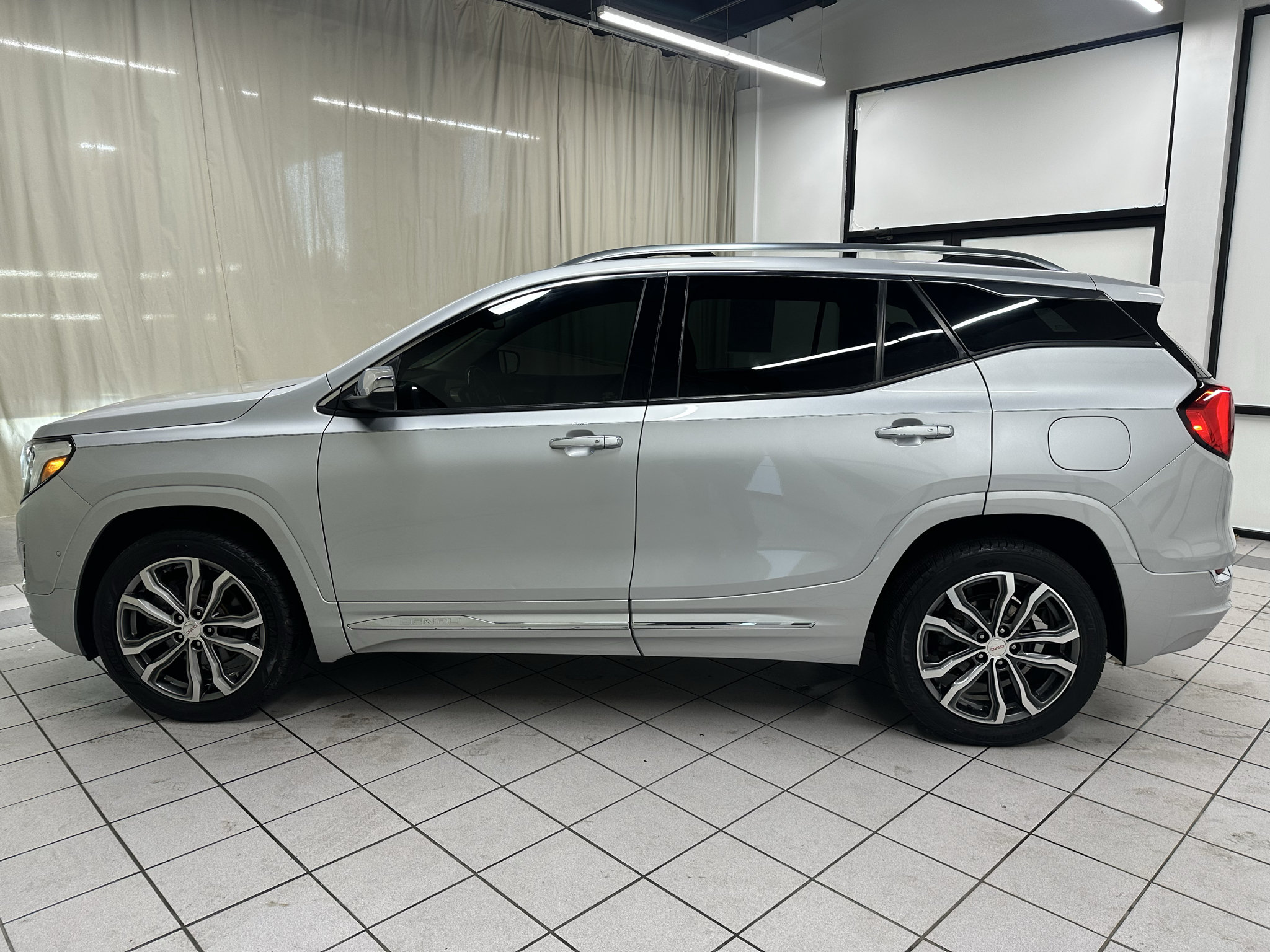 Used 2018 GMC Terrain Denali w/ Advanced Safety Package AWD/4WD image 12