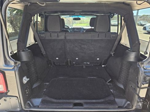 Used 2018 Jeep Wrangler Unlimited Sahara image 6