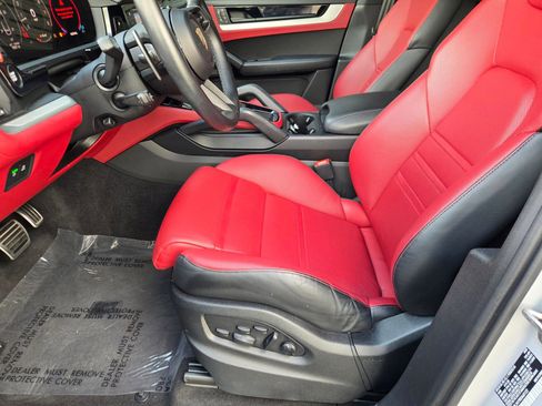 Used 2024 Porsche Cayenne S AWD/4WD image 25
