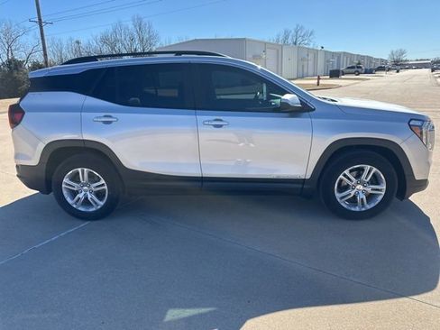 Used 2022 GMC Terrain SLE w/ Driver Convenience Package image 6