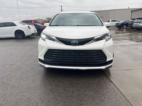 Used 2021 Toyota Sienna LE image 2