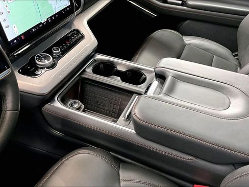 Used 2025 Ford Expedition Active image 8