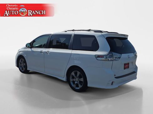 Used 2014 Toyota Sienna SE FWD image 3