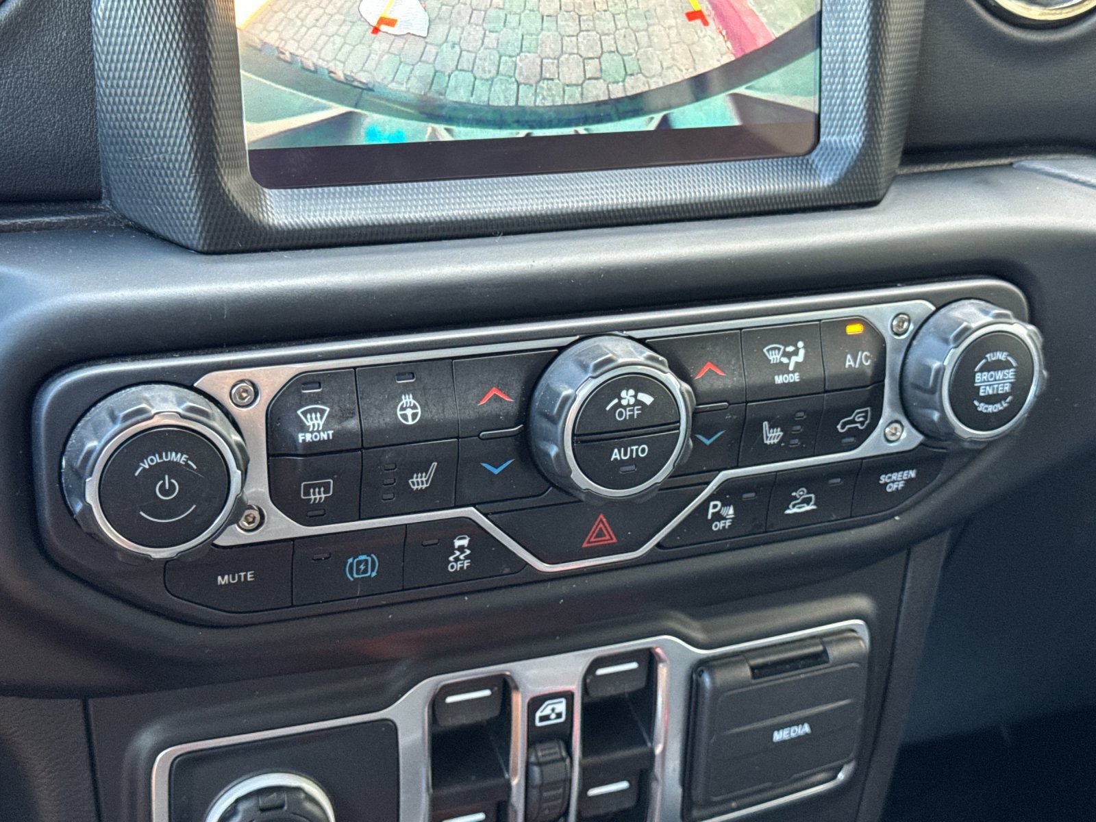Used 2022 Jeep Wrangler Unlimited Sahara AWD/4WD image 23