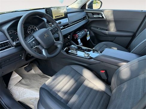 New 2025 Mitsubishi Outlander SE image 14