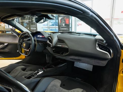 Used 2024 Ferrari SF90 Spider image 34