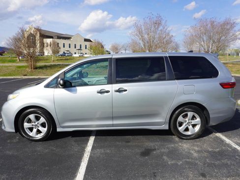 Used 2020 Toyota Sienna L image 9